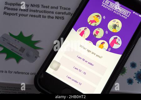 L'application NHS Scotland s'ouvre sur un smartphone mobile, l'écran d'enregistrement vous demande de confirmer l'âge « quel âge êtes-vous » Banque D'Images