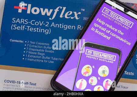 L'application NHS Scotland « Test and Protect » s'ouvre sur un smartphone mobile, le message de bienvenue se lit pour aider à réduire la propagation du coronavirus Scotland UK Banque D'Images