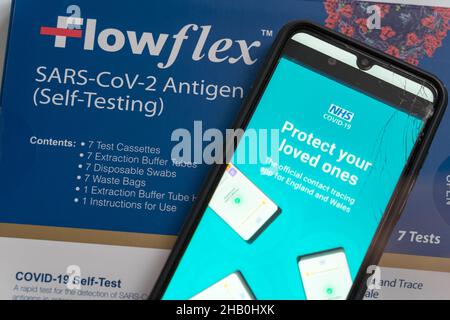 England NHS covid-19 Passport App sur smartphone mobile placez-le sur le kit d'auto-test Flowflex Banque D'Images