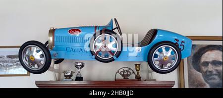 LOMAS DE ZAMORA - BUENOS AIRES, ARGENTINE - 05 décembre 2021 : modèle d'une voiture de course à succès italienne Bugatti type 35 bleu clair Grand Prix 1920s.Face v Banque D'Images