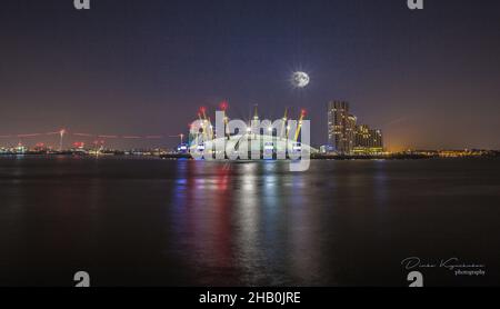 Vue sur la Tamise, North Greenwich et les Docklands la nuit Banque D'Images