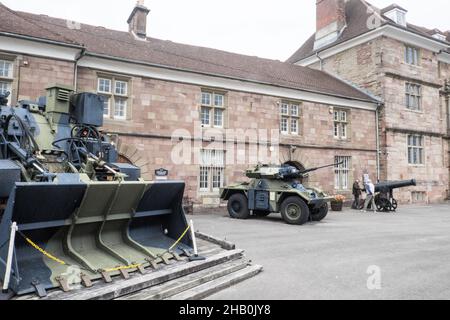 Situé,à côté,Monmouth Castle,Monmouth,pays de Galles,pays de Galles,frontière,ville,quelques,miles,de,l'Angleterre,le Monmouth Regimental Museum est situé sur Castle Hill à Monmouth, Monbucshire, pays de Galles.Le musée se trouve dans une aile de la maison du Grand Château, un bâtiment classé sur le sentier du patrimoine de Monmouth.La plupart des expositions du musée sont le plus ancien régiment de l'Armée territoriale britannique, les Royal Monbucshire Royal Engineers.La Great Castle House abrite les Royal Monbucshire Royal Engineers, et le musée conserve les registres du régiment. Banque D'Images