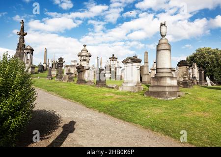 Croix de granit dans le cimetière de la nécropole de Glasgow. Banque D'Images