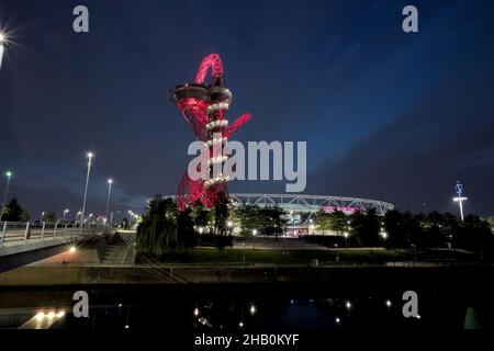 Vue nocturne du stade olympique éclairé et de la tour d'observation ArcelorMittal Orbit dans le parc olympique de Londres, en Angleterre. Banque D'Images