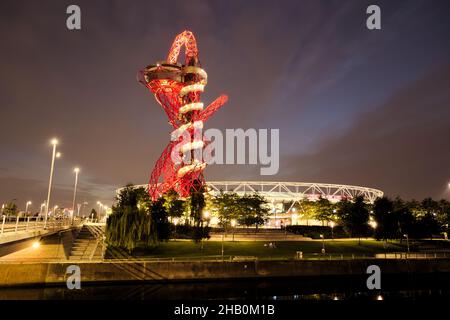 Vue nocturne du stade olympique éclairé et de la tour d'observation ArcelorMittal Orbit dans le parc olympique de Londres, en Angleterre. Banque D'Images