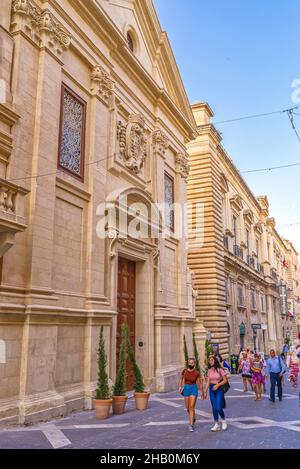 Vue extérieure de l'église dédiée à Saint François d'Assise dans la capitale maltaise - rue de la République, Valette, Malte. Banque D'Images