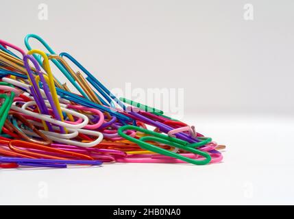 gros plan des trombones multicolores sur fond blanc Banque D'Images