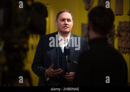 Hambourg, Allemagne.16th décembre 2021.Carsten Brosda (SPD), sénateur de la Culture à Hambourg, donne une interview télévisée à l'exposition "Bénin.Histoire pillée » au Musée Am Rothenbaum.(À dpa 'Musée am Rothenbaum montre 'BENIN bronzes' avant le retour') Credit: Daniel Reinhardt/dpa/Alamy Live News Banque D'Images