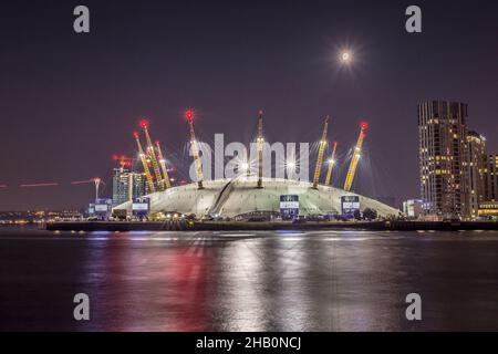 Vue sur la Tamise, North Greenwich et les Docklands la nuit Banque D'Images