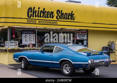 ROYAL OAK, MI/USA - 17 AOÛT 2021 : une voiture de 1971 Oldsmobile Cutlass 4-4-2 (442) au dépôt historique de Chicken Shack, sur la route de croisière Woodward Dream. Banque D'Images