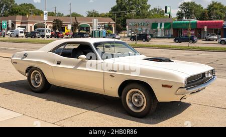 ROYAL OAK, MI/USA - 20 AOÛT 2021 : une voiture Dodge Challenger R/T 1971 sur la route Woodward Dream Cruise. Banque D'Images