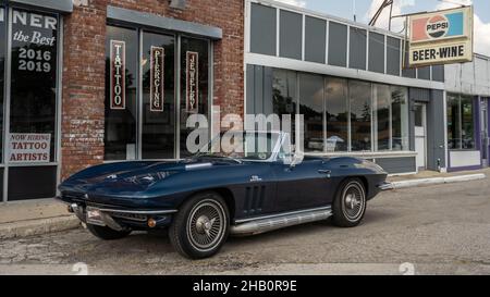 ROYAL OAK, MI/États-Unis - 17 AOÛT 2021 : une Corvette 1966 de Chevrolet sur la route Woodward Dream Cruise. Banque D'Images