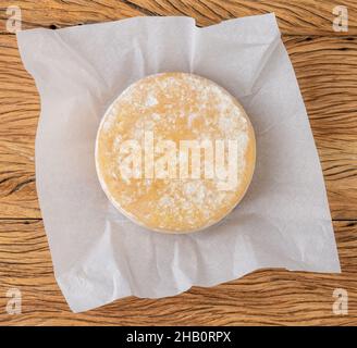 Fromage artisanal Canastra de Minas Gerais, Brésil sur papier. Banque D'Images