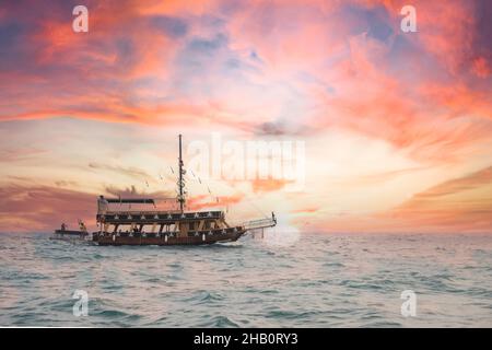 Vue latérale d'un petit bateau à passagers naviguant le long de la côte méditerranéenne.02-07-2021 côté, Antalya. Banque D'Images