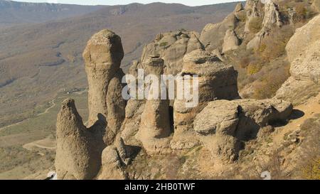 Vue imprenable sur la chaîne de haute montagne en automne coloré avec des prairies jaunes vertes et des sommets rocheux.Prise de vue.Vue sur le terrain rocheux des montagnes.Magni Banque D'Images