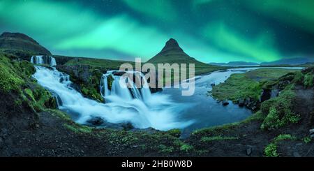 Aurora borealis le Nord s'illumine au-dessus de la cascade de Kirkjufellsfoss.Scène nocturne incroyable près de Kirkjufell volkano, Islande.Panorama de la photographie de paysage Banque D'Images