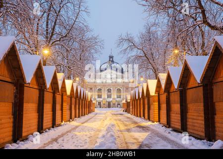 Solomiya Kruhelnytska Lviv Théâtre académique d'Etat d'Opéra et de Ballet en hiver.Kiosque en bois de la foire de Noël dans une rangée avec lumière de la ville à l'heure du matin Banque D'Images