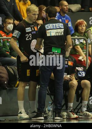 Joueur danois de handball Magnus Saugstrup avec entraîneur en chef Bennett Wiegert SC Magdeburg Handball EHF saison européenne 2021-22 SC Magdeburg - RK Nexe Banque D'Images