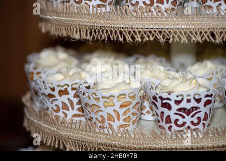 Belle tour de cupcakes givrée à la vanille au bar à desserts au mariage Banque D'Images