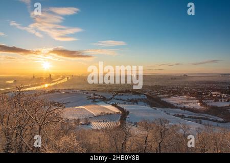 Vienne en Autriche pendant l'hiver.Lever du soleil matin vue sur la ville enneigée en Europe. Banque D'Images