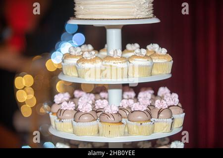 Belle tour de gâteau de tasse avec diverses saveurs et fond de bokeh Banque D'Images