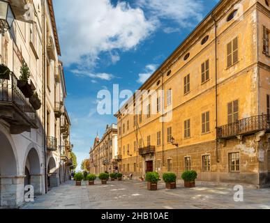 Cuneo, Piémont, Italie - 6 octobre 2021: Via Roma avec le Palazzo Bruno di Tornaforte (1751), en arrière-plan le Palazzo della Prefettura Banque D'Images