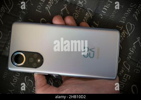 Le téléphone mobile Huawei Nova 9 dans une main féminine Banque D'Images