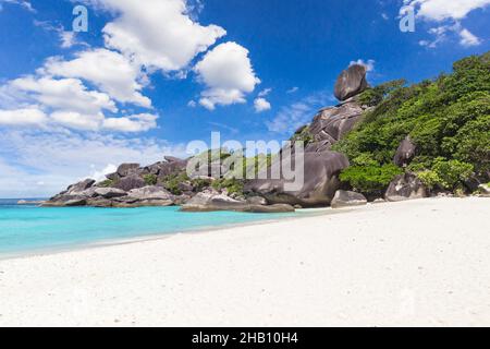 Belle plage de sable avec des vagues s'écrasant sur la rive de sable aux îles Similan belle mer tropicale Similan île No.4 au parc national de Similan, Phang Banque D'Images