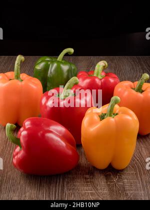 La photo montre les poivrons en trois couleurs : jaune, rouge et vert.La photo a été prise en studio à l'aide d'un éclairage spécial.Vue sur les poivrons est faite de côté. Banque D'Images