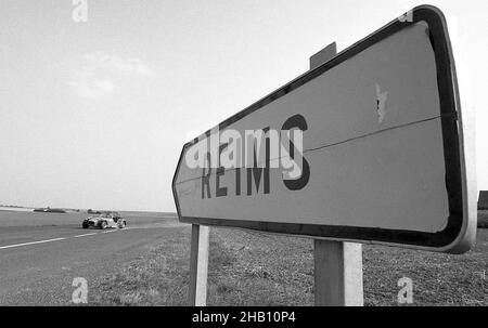 Chris Rea avec sa voiture de course Caterham7 à l'ancienne piste de course de Reims France septembre 1991 Banque D'Images