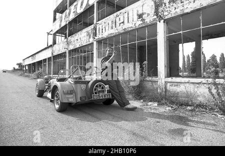 Chris Rea avec sa voiture de course Caterham7 à l'ancienne piste de course de Reims France septembre 1991 Banque D'Images