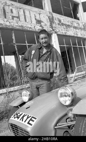 Chris Rea avec sa voiture de course Caterham7 à l'ancienne piste de course de Reims France septembre 1991 Banque D'Images