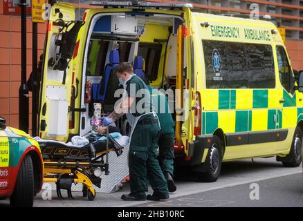 Londres, Royaume-Uni.16th décembre 2021.Un flux régulier de patients arrivant à l'hôpital Royal London à Whitechapel.La variante Omnitron a connu le plus grand nombre d'infections en une seule journée le 15th décembre.Selon les chercheurs, la variante Omicron COVID multiplie 70 fois plus vite que Delta dans les voies aériennes humaines.Le NHS est soumis à de fortes pressions, avec un grand arriéré de patients en attente des opérations de routine.Credit: Tommy London/Alay Live News Banque D'Images