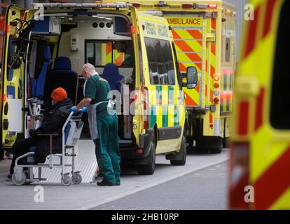 Londres, Royaume-Uni.16th décembre 2021.Un flux régulier de patients arrivant à l'hôpital Royal London à Whitechapel.La variante Omnitron a connu le plus grand nombre d'infections en une seule journée le 15th décembre.Selon les chercheurs, la variante Omicron COVID multiplie 70 fois plus vite que Delta dans les voies aériennes humaines.Le NHS est soumis à de fortes pressions, avec un grand arriéré de patients en attente des opérations de routine.Credit: Tommy London/Alay Live News Banque D'Images