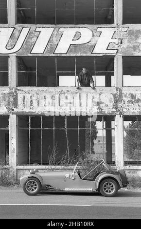 Chris Rea avec sa voiture de course Caterham7 à l'ancienne piste de course de Reims France septembre 1991 Banque D'Images