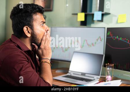 un jeune trader intrajournalier a été choqué en raison d'un krach soudain du marché pendant le trading - concept de perte financière, de risque dans les marchés d'actions ou de crypto Banque D'Images