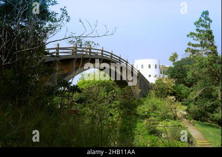 La photo montre un petit pont en travers de la route dans les montagnes.La photo a été prise en République dominicaine dans un parc national à une altitude de 2000 mètres.Séries de photos Banque D'Images