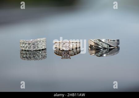 anneaux de mariage en or blanc avec diamants côte à côte et serface réfléchissante en verre Banque D'Images