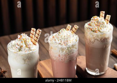 Trois verres de milk-shakes sucrés avec des biscuits Banque D'Images