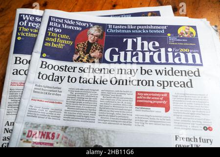 « le programme d'appoint pourrait être élargi aujourd'hui pour s'attaquer à la propagation d'Omicron », première page du journal Guardian Covid, le 29 septembre 2021 à Londres, en Angleterre, au Royaume-Uni