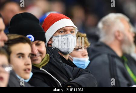 Un fan portant une couverture faciale et un chapeau de fête lors du match de la Premier League entre Brighton et Hove Albion et Wolverhampton Wanderers au stade de la communauté American Express, Brighton, Royaume-Uni - 15th décembre 2021 - usage éditorial uniquement.Pas de merchandising.Pour les images de football, les restrictions FA et Premier League s'appliquent inc. Aucune utilisation Internet/mobile sans licence FAPL - pour plus de détails, contactez football Dataco Banque D'Images