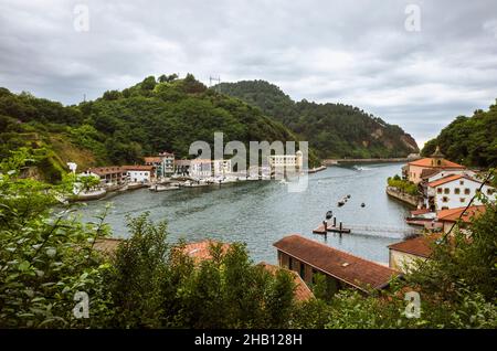 Pasaia/Pasajes, Gipuzkoa, pays Basque, Espagne - 21st juillet 2019 : vue de l'estuaire d'Oyarzun avec Pasajes de San Pedro à droite et Banque D'Images