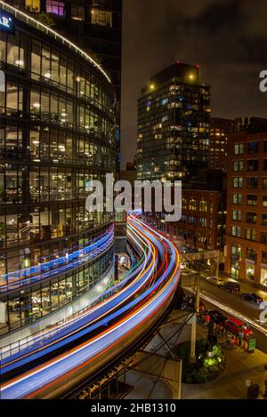 Plan vertical de différentes lumières colorées entourant un bâtiment en verre Banque D'Images