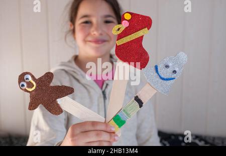 Enfant fille montrant ses marqueurs de page de Noël.Activités de Noël pour les enfants concept Banque D'Images
