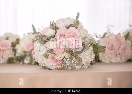 Roses roses roses et blanches avec des bouquets de fête de mariée d'hortensia blanc alignés Banque D'Images