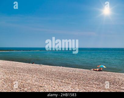 Soleil d'été sur la plage de sable de Budleigh Salterton dans l'est du Devon, dans le sud-ouest de l'Angleterre Banque D'Images