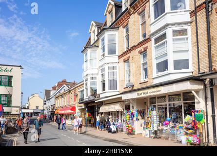 Seaux spadeset filets de pêche à vendre dans les boutiques de tourisme et les cafés sur le quai Ilfracombe Harbour Ilfracombe Devon Angleterre GB Europe Banque D'Images