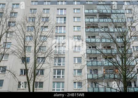 Berlin, Allemagne. Architecture de style vintage, à platbau près de la station de U-Bahn de janowitz Brucke datant des années 1950 à l'intérieur de l'ancien Berlin-est, où un grand nombre d'appartements et de résidences ont dû être construits en raison de la reconstruction de l'après-guerre. Banque D'Images