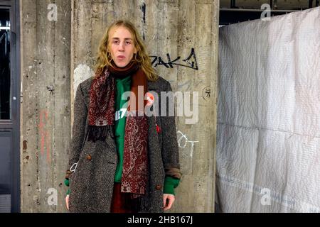 Berlin, Allemagne.L'artiste musical et Punk Dude se penchent contre un pilier en béton à l'intérieur d'une station de métro U-Bahn qui attend son train de banlieue. Banque D'Images