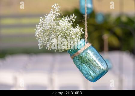 Les bébés respirations dans le pot bleu de maçon hangin décor sur l'île de mariage Banque D'Images